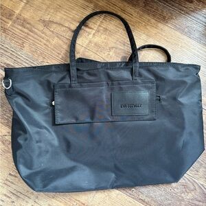 Zippered tote bag
